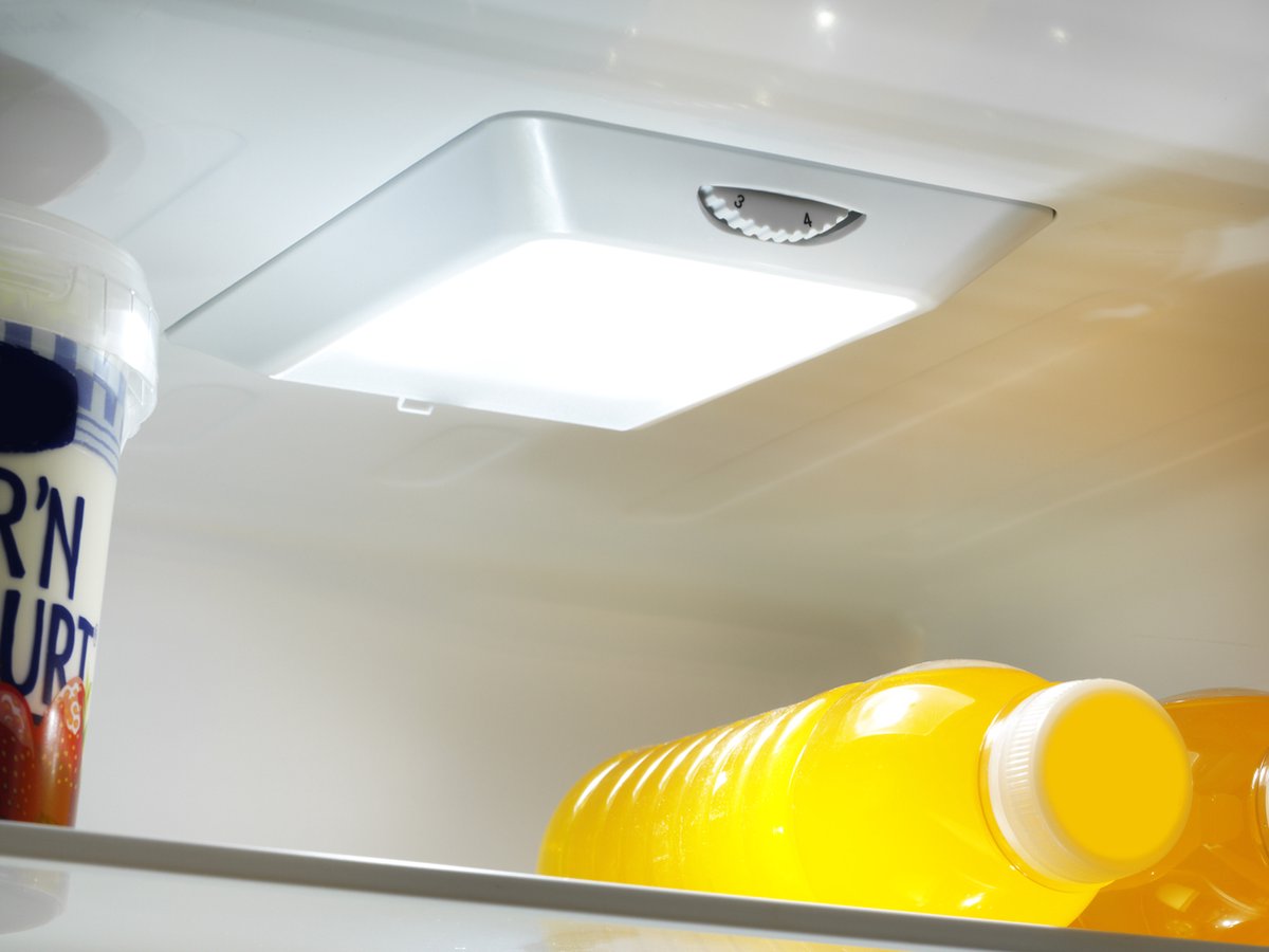 binnenkant van EDY EDHC8088 koel-vriescombinatie met verlichtingspaneel en flessen sap