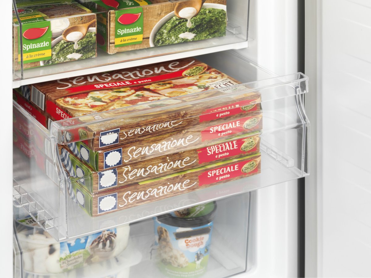 Inox EDY EDHC8088 koel-vriescombinatie met ruime vrieslade gevuld met groenten, pizza's en ijs in transparante opbergruimte