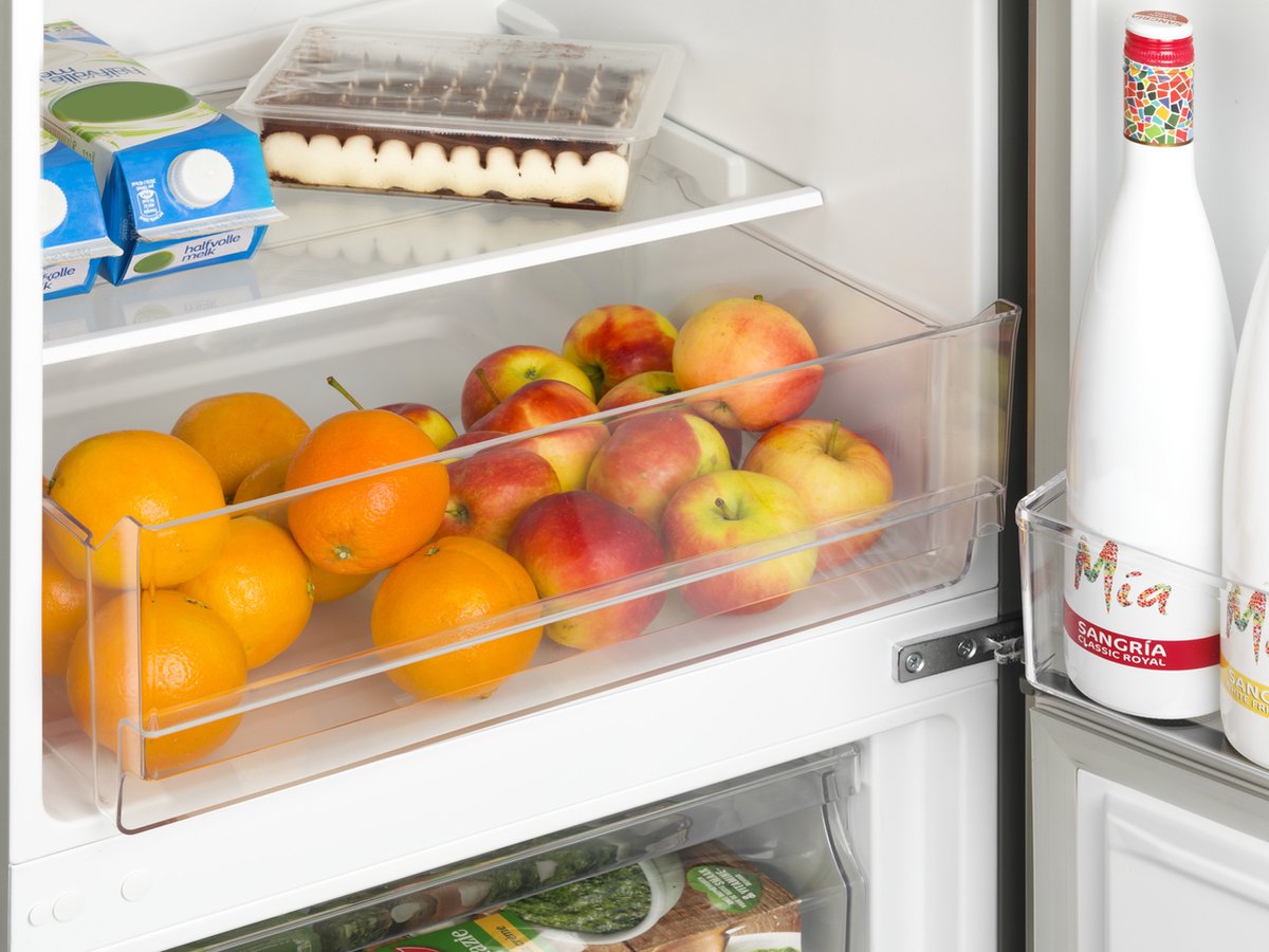 binnenkant van de EDY EDHC8088 koel-vriescombinatie met vers fruit en dranken in een moderne inox koelkast