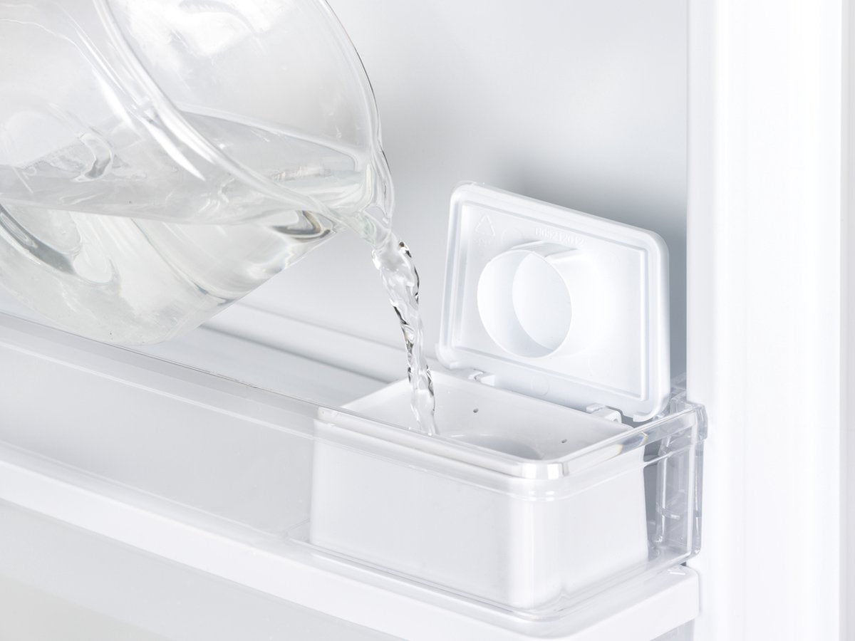 waterreservoir vullen van de EDY EDHC8088 koel-vriescombinatie met waterdispenser in strakke inox look