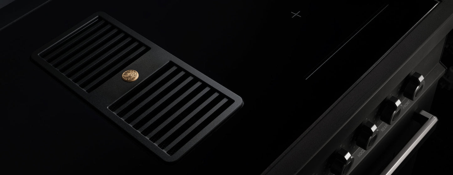 Air-Tec 90 cm fornuis with integrated ventilation, 4 induction zones, metal ergonomic knobs, and multifunction oven with soft-close door.