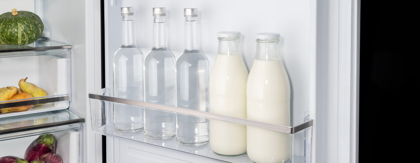 deuren open REF603BBNPTC-S BERTAZZONI inbouwkoelkast met glazen flessen en melkflessen in de deurrekken