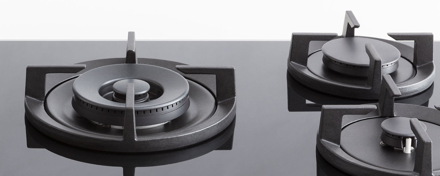 Matte zwarte 5-pits gaskookplaat Bertazzoni P905LPROGNE met gietijzeren pannendragers en krachtige wokbrander.