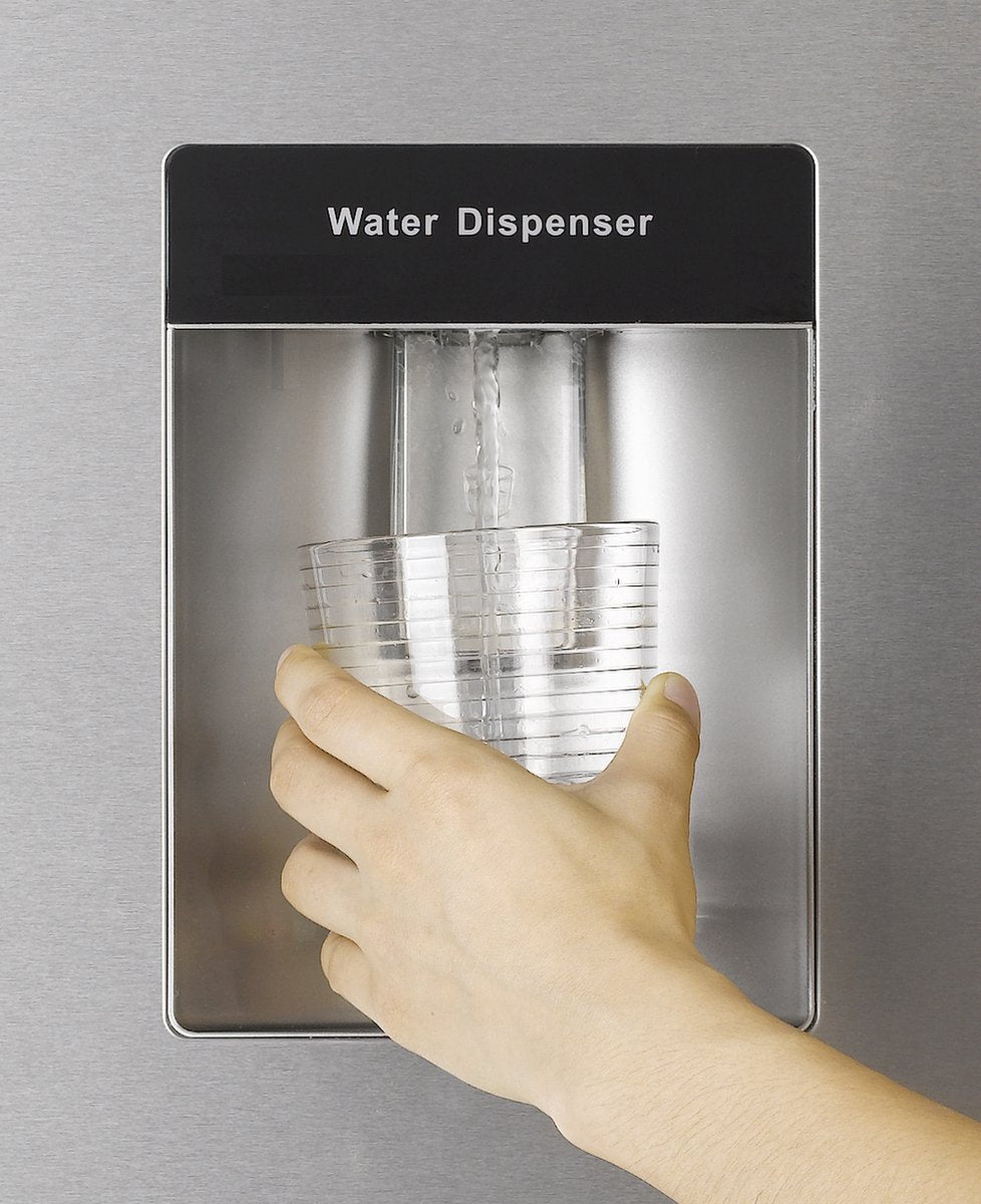 Hand vult glas met water uit waterdispenser van EDY EDHC8088 koel-vriescombinatie in inox look