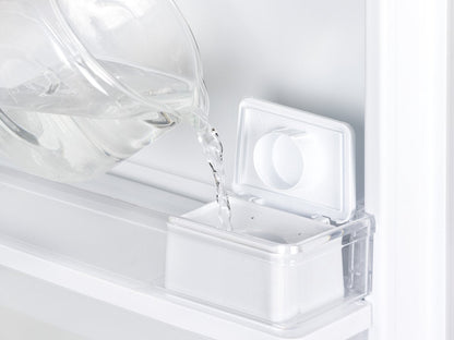 waterreservoir vullen van de EDY EDHC8088 koel-vriescombinatie met waterdispenser in strakke inox look