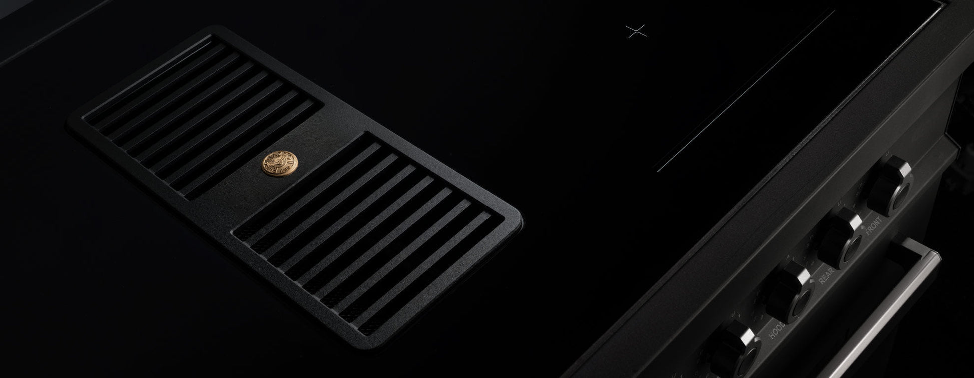 Air-Tec 90 cm fornuis with integrated ventilation, 4 induction zones, metal ergonomic knobs, and multifunction oven with soft-close door.