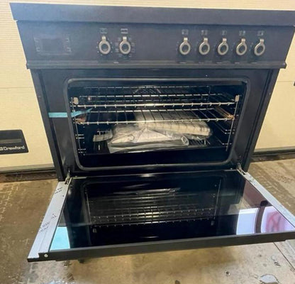open zwart Air-Tec 90 cm fornuis met inductiekookplaat en oven met metalen knoppen