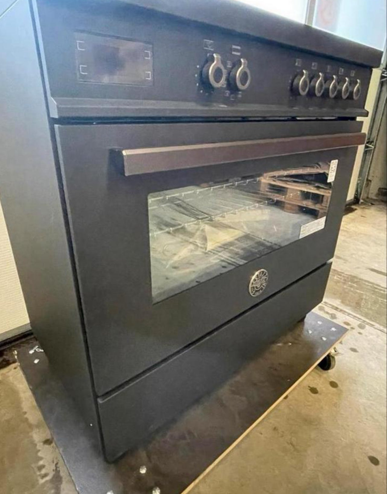 Air-Tec 90 cm fornuis met 4 inductiezones, geïntegreerde afzuiging en oven met 11 functies, energieklasse A.