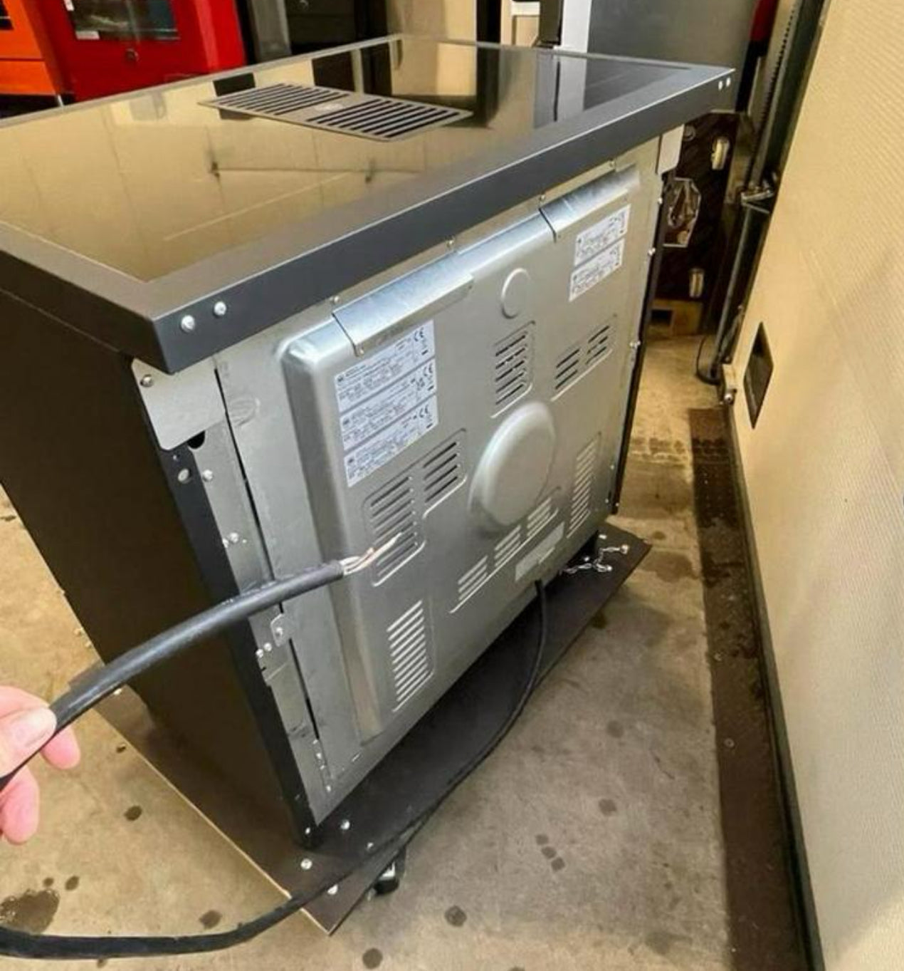 Achterzijde van het PROCH94i1ECAT Bertazzoni Air-Tec 90 cm fornuis met inductiekookplaat en geïntegreerd afzuigsysteem